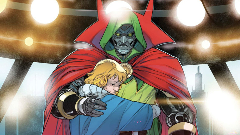 Doctor Doom usando la capa del doctor Strange y abrazando a Valeria Richards
