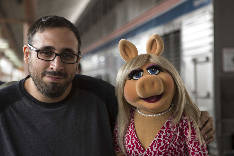Peter Sciretta and Miss Piggy on the set of Muppets Most Wanted