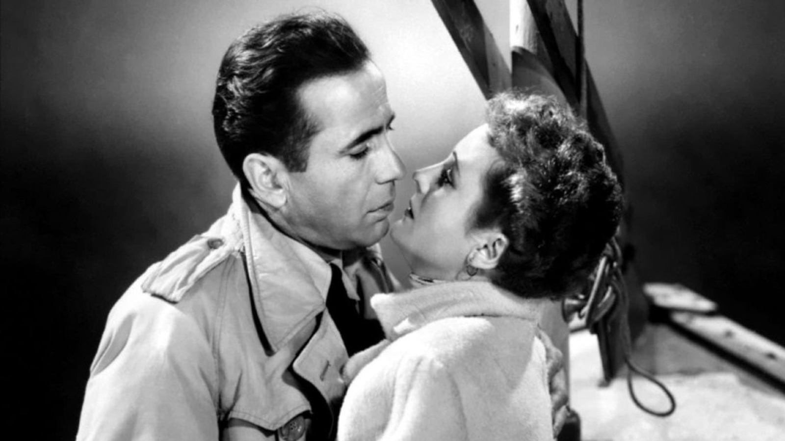 Filming love scenes in Hollywood has never been Humphrey Bogart's forte