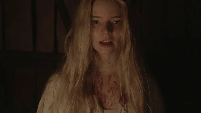 Anya Taylor-Joy Thomasin está cubierta de sangre en La Bruja