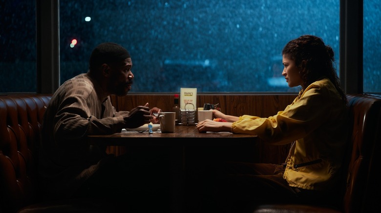 Ali en Rue in een restaurant op Euphoria