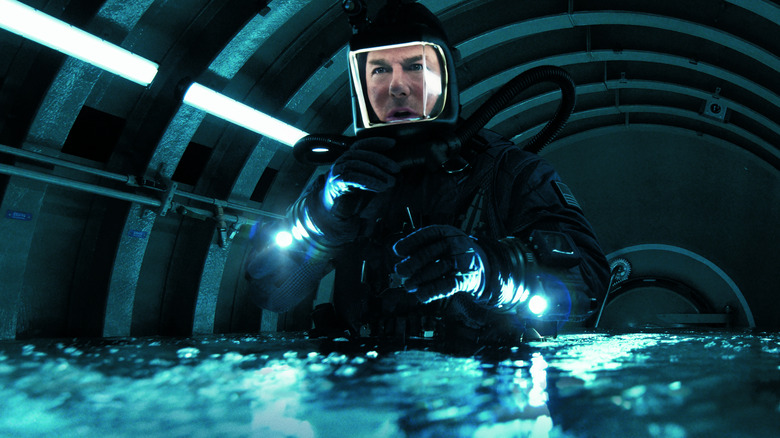 Tom Cruise in the role of Ethan Hunt in high -tech diving equipment in a submarine in the mission: impossible - final account