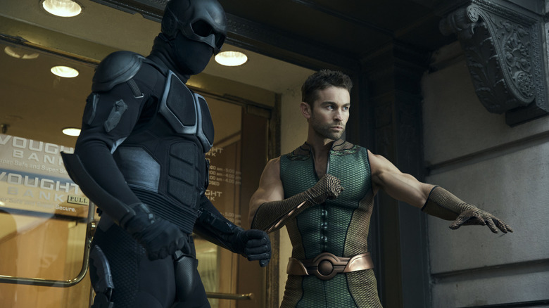 Nathan Mitchell como Black Noir e Chace Crawford como Deep fazendo pose de luta em The Boys