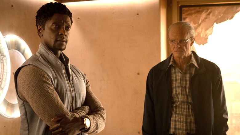 ఎడ్ బాల్డ్విన్ ఫర్ ఆల్ మ్యాన్‌కైన్‌లో తన మార్టిన్ కాంపౌండ్‌లో దేవ్ అయేసా వైపు చాలా కోపంగా చూస్తున్నాడు