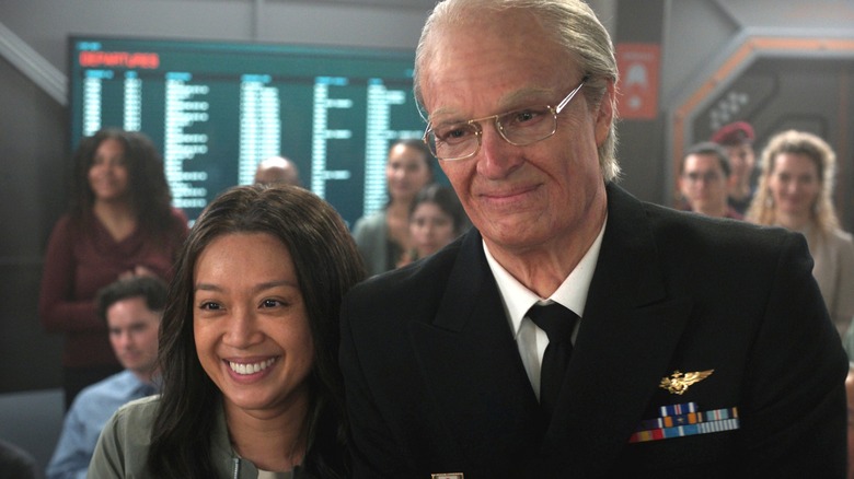 ఫర్ ఆల్ మ్యాన్‌కైండ్‌లో మార్స్‌పై జరిగిన వేడుకలో ఎడ్ మరియు కెల్లీ బాల్డ్విన్ నవ్వుతున్నారు