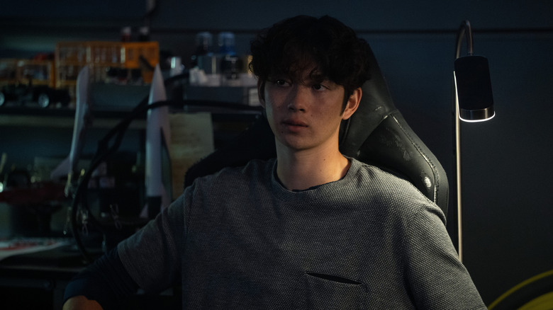 Alex Poletov Baldwin van Sean Kaufman zit in een bureaustoel in For All Mankind