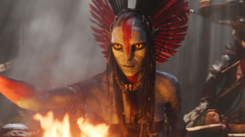 Oona Chaplin as Varang holding her hand over fire in Avatar: Fire and Ash