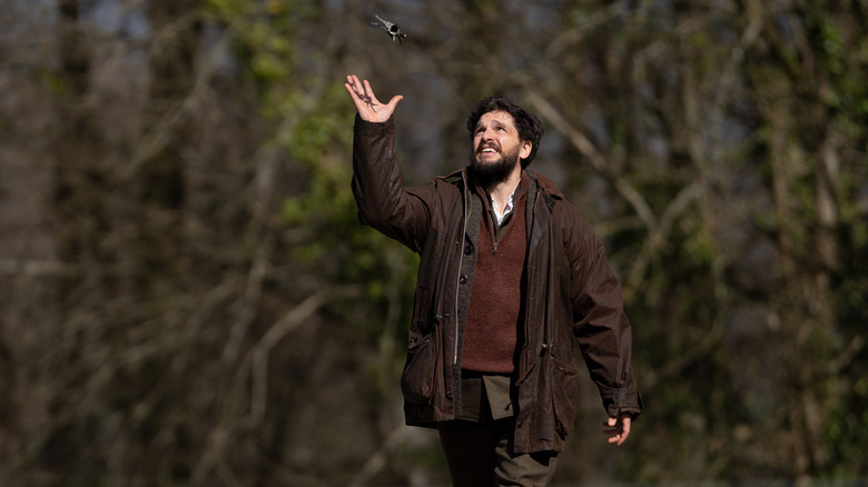 Henry gooit zijn sleutels in de lucht op Industry