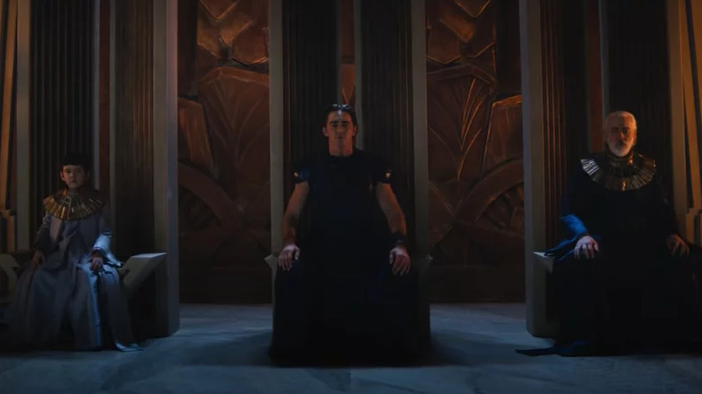 மூன்று கிளியோன்கள் அறக்கட்டளையில் தங்கள் சிம்மாசனத்தில் அமர்ந்துள்ளனர்