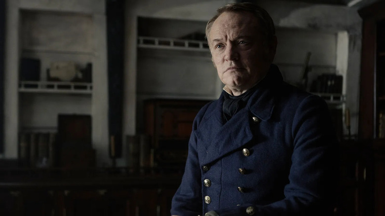 Jared Harris dans le rôle du capitaine Francis Crozier assis dans une pièce sombre dans The Terror