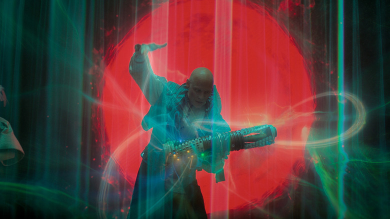 Magnifico Giganticus (Tómas Lemarquis) plays the visi-sonor on a stage with a red backdrop