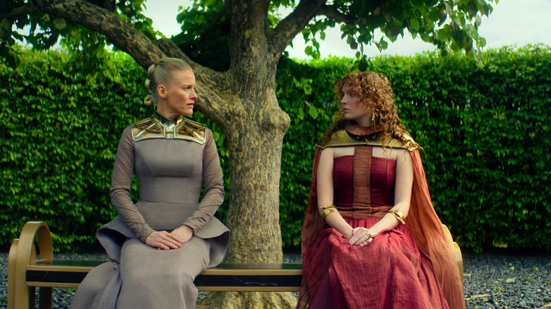 Laura Birn como Demerzel e Rebecca Ineson como Zephyr Vorellis sentado em um banco de parque na terceira temporada da Fundação