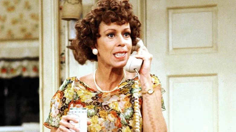 Carol Burnett segura um receptor de telefone
