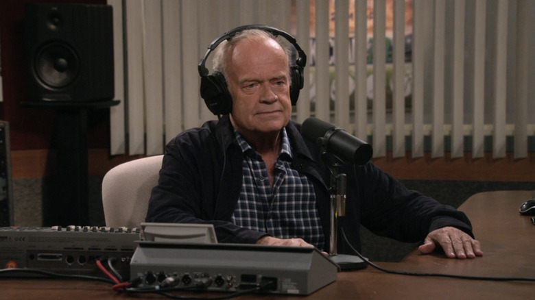 Frasier está sentado em frente ao microfone em sua cabine de rádio na KACL