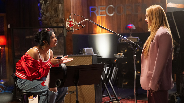 Ella (Maitreyi Ramakrishnan) speaking with Anna (Lindsay Lohan) in Freakier Friday