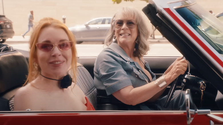 Anna (Lindsay Lohan) e Tess (Jamie Lee Curtis) como Harper e Lily em um conversível na sexta -feira mais esquisita