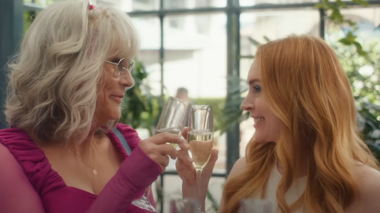 Tess (Jamie Lee Curtis) e Anna (Lindsay Lohan) como Lily e Harper fazendo um brinde de champanhe na sexta -feira mais esquisita