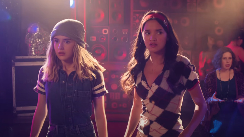 Harper (Julia Butters) e Lily (Sophia Hammons), enquanto estão prestes a serem trocados de corpo em um clube na Freakier Friday