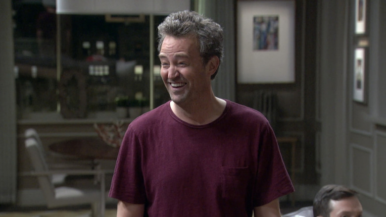 Oscar Madison de Matthew Perry quebrou quando está em seu banheiro para um casal incomum