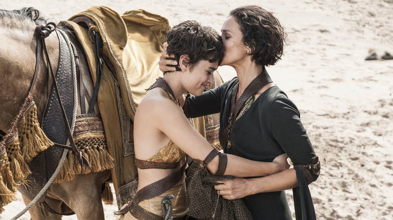 గేమ్ ఆఫ్ థ్రోన్స్‌లో ఎడారిలో ఇందిరా వర్మను ఎల్లారియా శాండ్‌గా ఆలింగనం చేసుకున్న టైన్ శాండ్‌గా రోసాబెల్ లారెన్టీ సెల్లర్స్