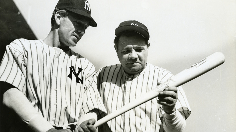 Le Gyrge and Bab Ruth in Yanxiz costume in New York, look at the bats in the pride of Yanxiz.