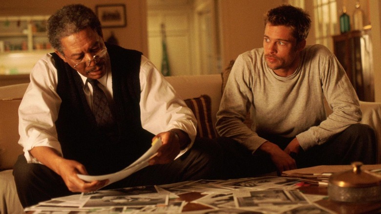 Detectives Somerset and Mills looking through a pile of photos in Seven