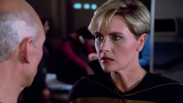 Tasha Yar, conversando intensamente com o Capitão Picard em Star Trek: The Next Generation