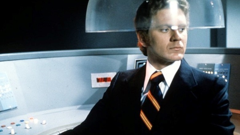 Questor (Robert Foxworth) sits with his head in a glass device in The Questor Tapes