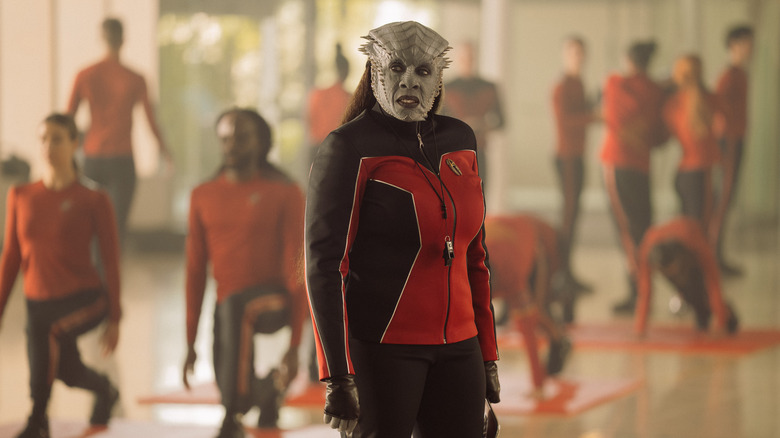 Lura Thok teaching gym class in Star Trek: Starfleet Academy