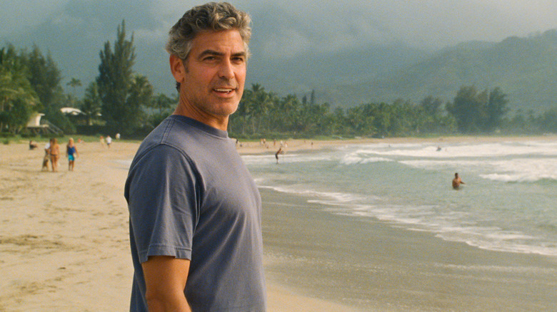 Matt King staat op een strand in The Descendants