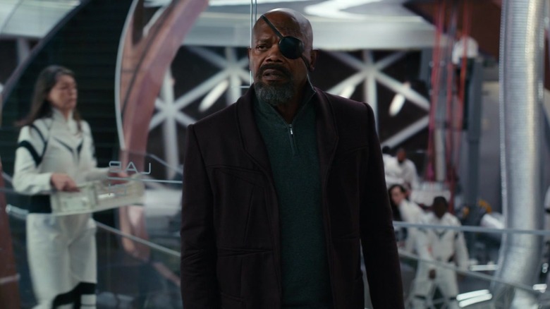 Nick Fury staat op een ruimtestation in The Marvels