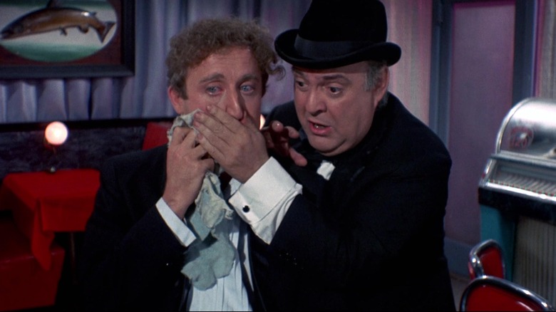 ది ప్రొడ్యూసర్స్‌లో లియో బ్లూమ్ నోటిని కప్పి ఉంచుతున్న మ్యాక్స్ బియాలిస్టాక్