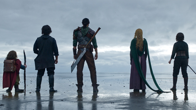 Un grupo de aventureros contempla la extensión gris y acuosa en la serie Willow de Disney+