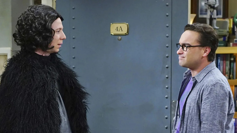 ది బిగ్ బ్యాంగ్ థియరీలో జోన్ స్నో వలె దుస్తులు ధరించి స్టువర్ట్‌తో మాట్లాడుతున్న లియోనార్డ్