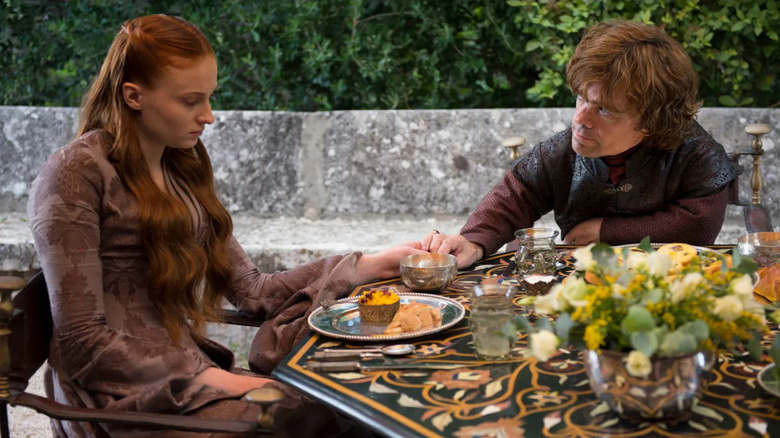 Tyrion llora mientras toma la mano de Sansa durante el desayuno en Juego de Tronos