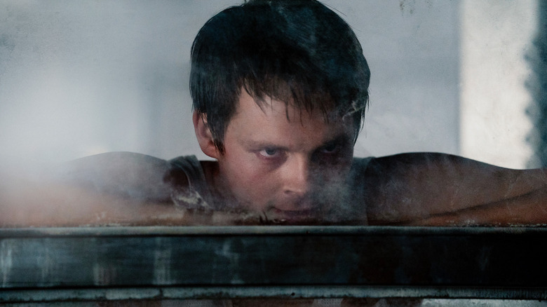 Thale s'appuyant sur un panneau 