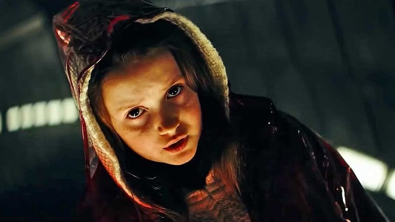 Skye heeft haar capuchon op 