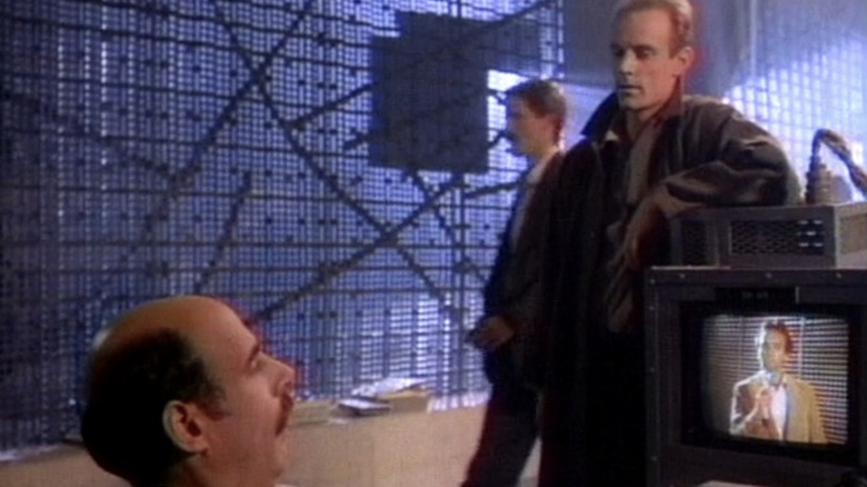 ముర్రే మెకెంజీ మరియు ఎడిసన్ మాక్స్ హెడ్‌రూమ్‌లో టీవీ గురించి చాట్ చేస్తున్నారు