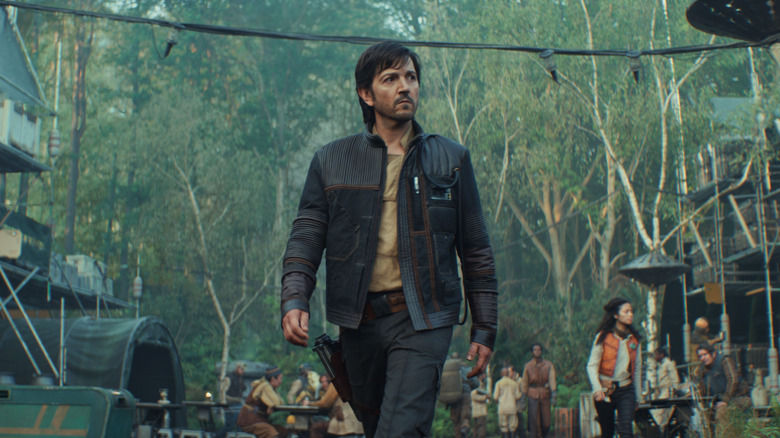 డియెగో లూనా క్యాసియన్ ఆండోర్‌గా ఆండోర్‌లోని ఇతర తిరుగుబాటుదారులను దాటుకుంటూ వెళుతున్నాడు