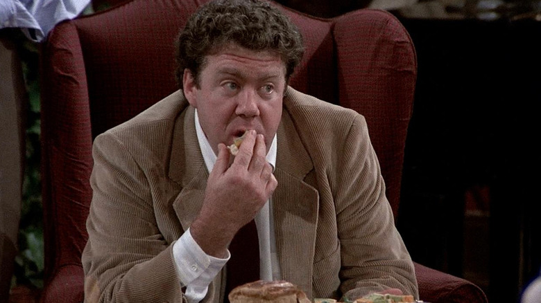George Wendt como norma comendo comida em aplausos