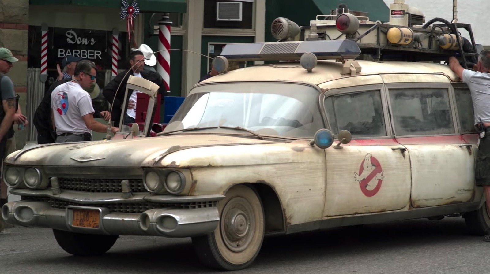 Ghostbusters afterlife featurette shows how the ecto 1 comes back to life