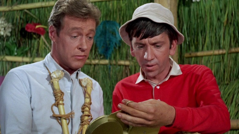 De professor en Gilligan kijken naar een meter op Gilligan's Island