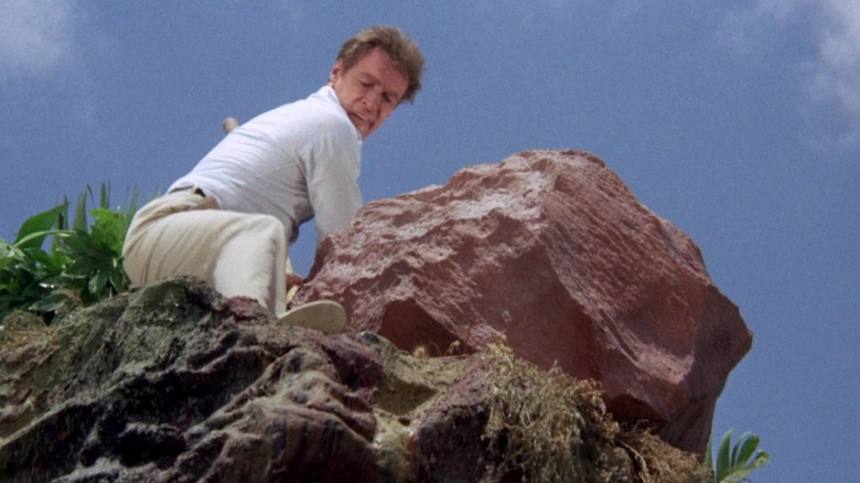 De professor die een rots beklimt op Gilligan's Island