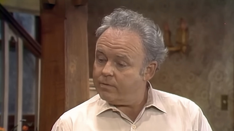 కారోల్ ఓ'కానర్ యొక్క ఆర్చీ బంకర్ ఆల్ ఇన్ ది ఫ్యామిలీలో అతని ఇంట్లో నిలబడి ఉన్నాడు