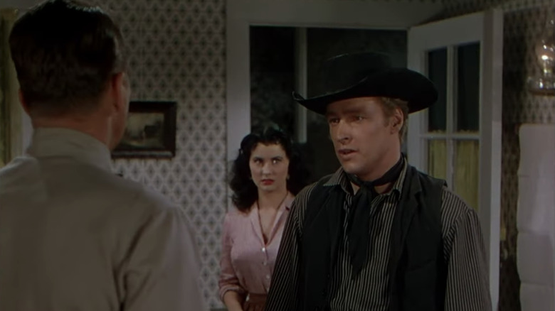 రోనాల్డ్ రీగన్ యొక్క ఫ్రేమ్ జాన్సన్ రస్సెల్ జాన్సన్ యొక్క జిమ్మీ జాన్సన్‌ను ఎదుర్కొంటుండగా, ఒక మహిళ లా అండ్ ఆర్డర్‌లో చూస్తుంది