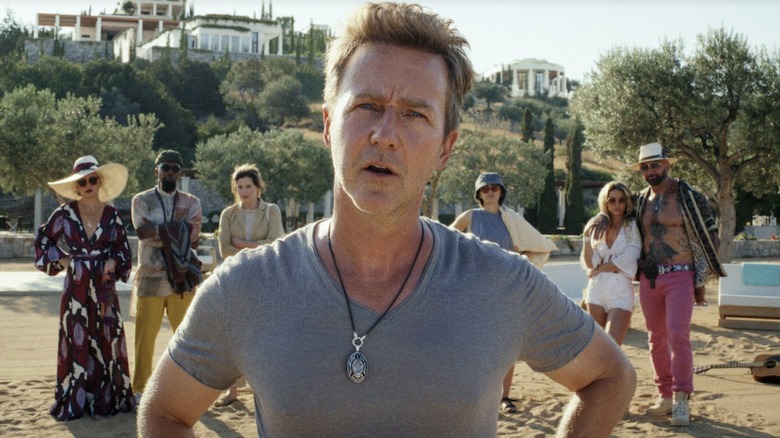 Glass Onion Briefly Puts Edward Norton In The Clothes Of Tom Cruise s 