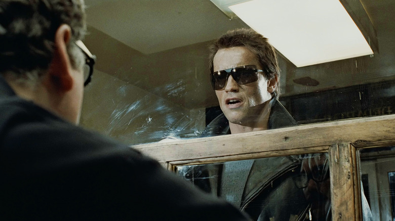 T-800 Arnold Schwarzenegger berbicara dengan seorang polisi di The Terminator