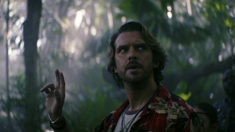 Dan Stevens in the role of the hunter carries his fingers in the forest in Ghadzella x Kong: the new empire