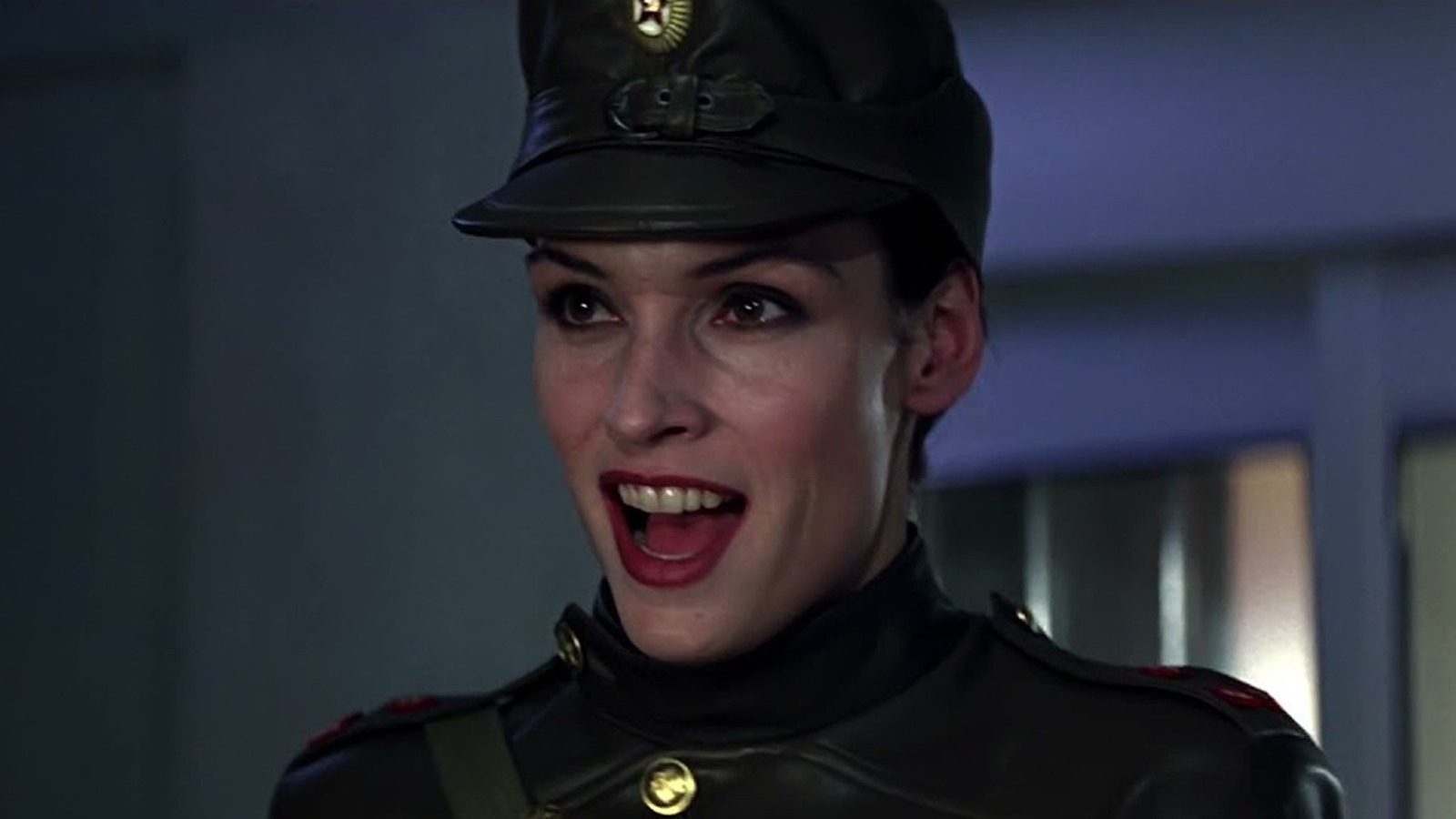 La estrella de Goldeneye, Famke Jansen, tiene algunos consejos para los futuros villanos de James Bond