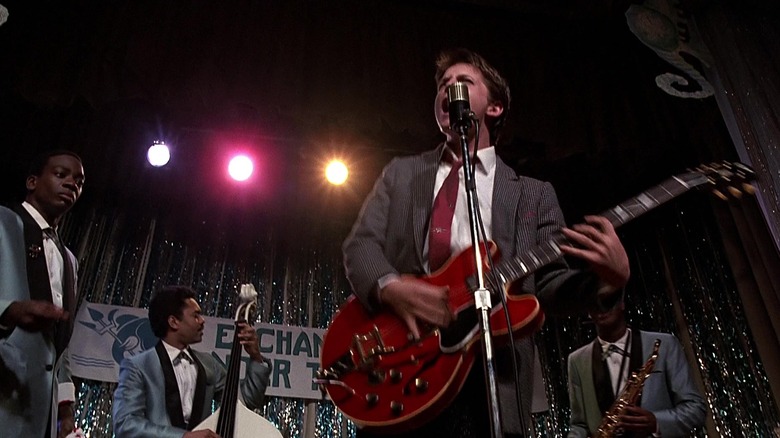 Marty Mcfly cuts the guitar alone to return to the future